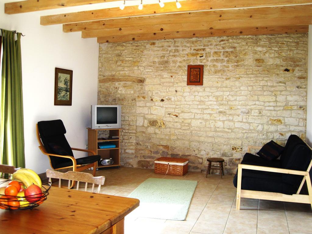 Le Noisetier At Les Hiboux Gites Chef-Boutonne Room photo