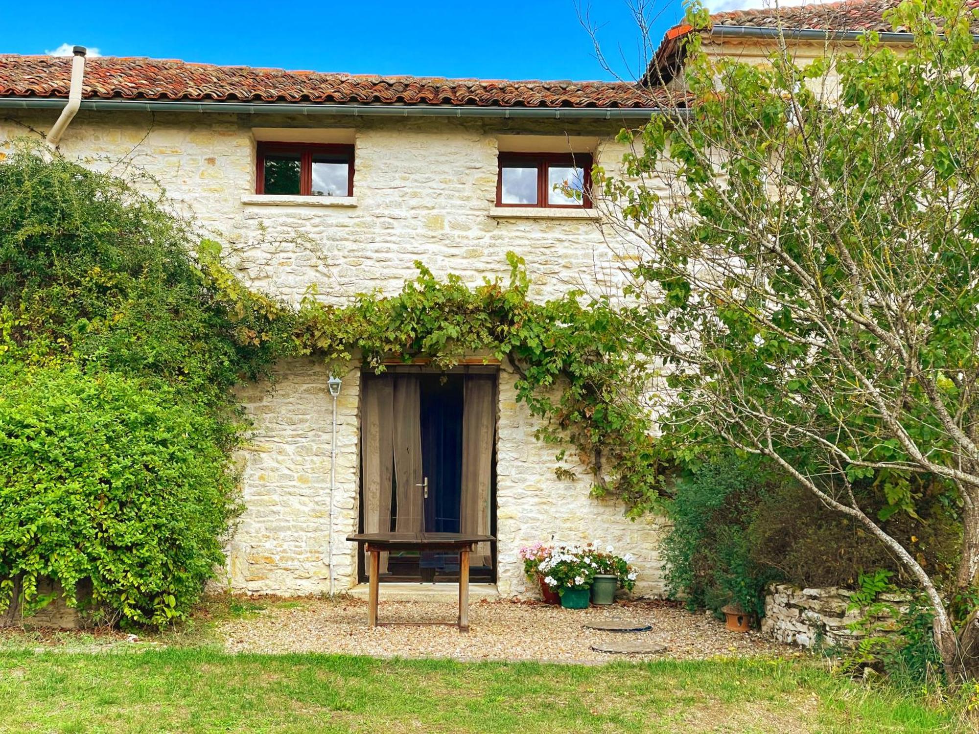 Le Noisetier At Les Hiboux Gites Chef-Boutonne Exterior photo