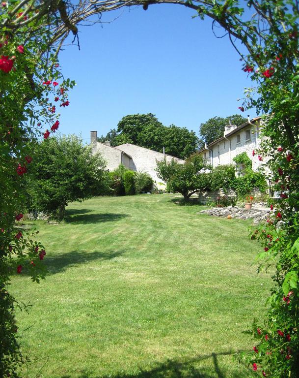 Le Noisetier At Les Hiboux Gites Chef-Boutonne Exterior photo